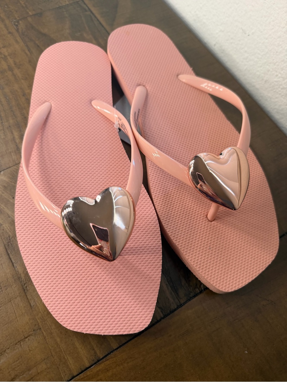 Shade & shore pink large gold heart flip flops size 9 women’s sandals new - Picture 4 of 7